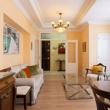 Sleeps 6 Fast Wi-fi 2 Bathrooms Apartment *